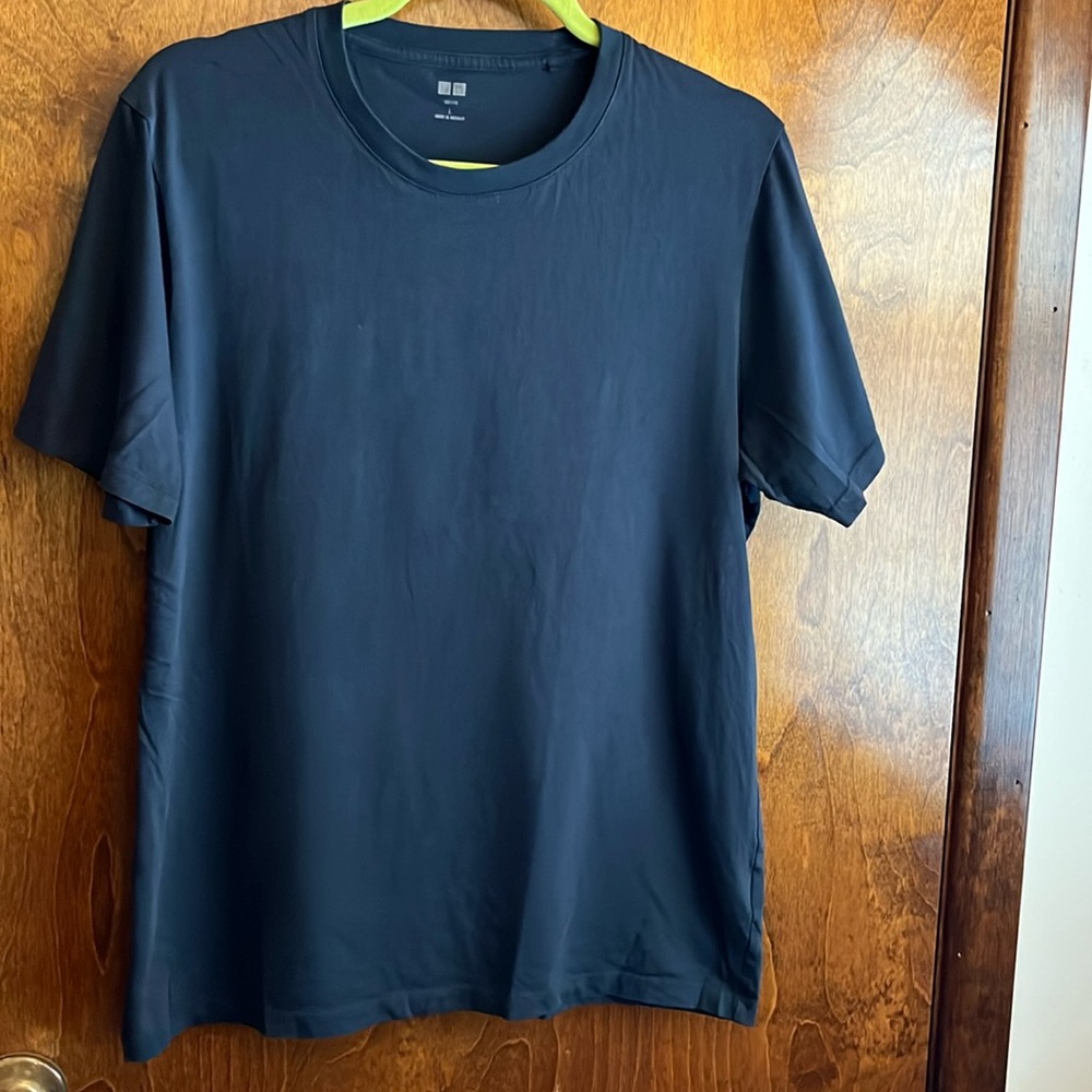 Uniqlo ! men’s size large T-shirt navy blue